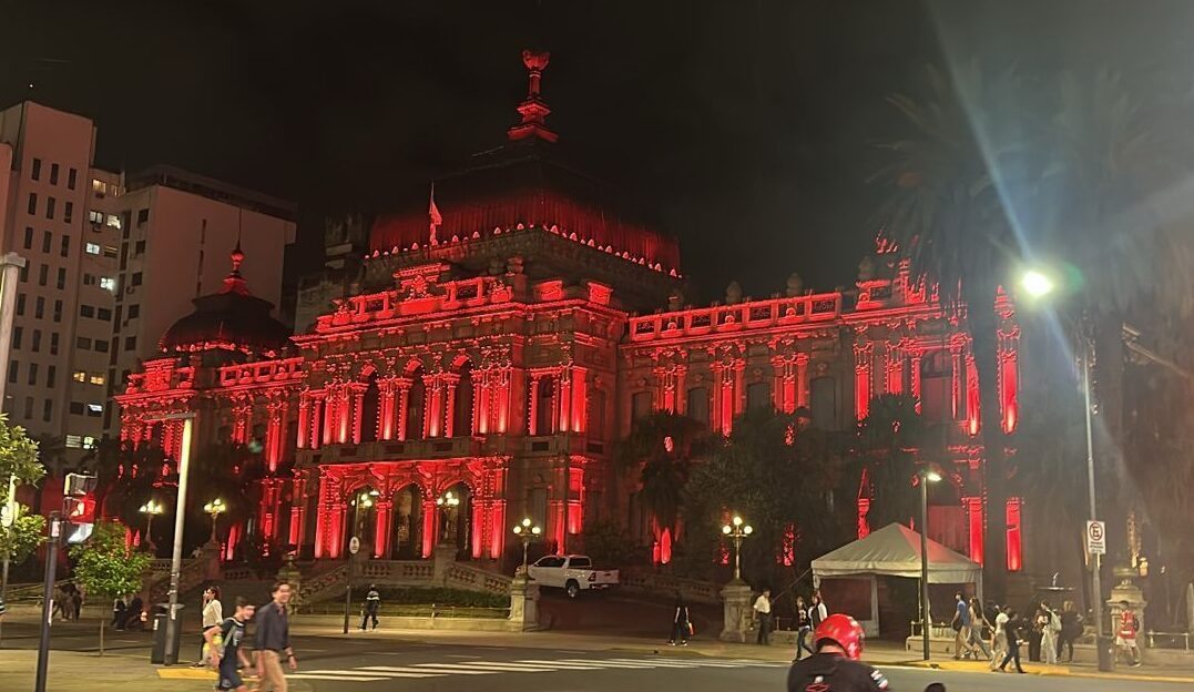 La Casa de Gobierno de Tucumán se iluminó de rojo conmemorando el Día Mundial de la Hemofilia